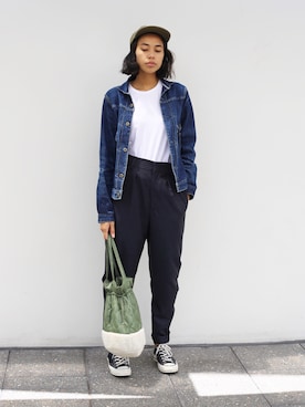 「VISVIM（ビズビム）のアイテム（帽子）」を使った、Jackie Pettittさん（レディース・170cm）の春コーディネート