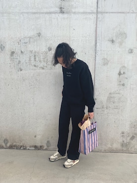 「ACNE（アクネ）のアイテム（トップス）」を使った、Jackie Pettittさん（レディース・170cm）の夏コーディネート