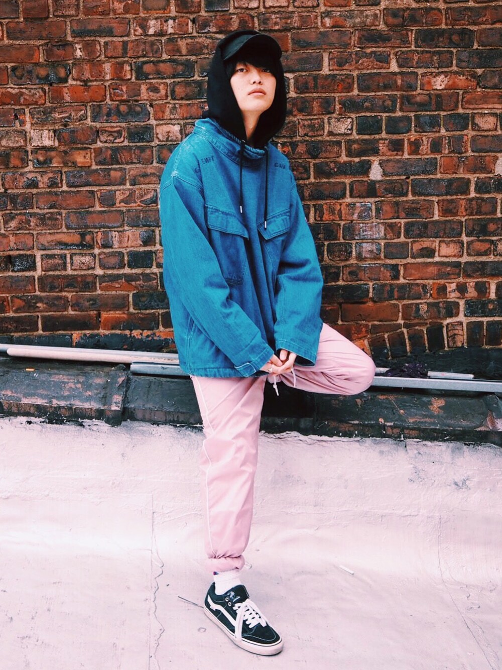 「冬コーデ、VANS、sneakers、ピンク、ラインパンツ、ストリート、ビッグシルエット、キャップ、パーカー、白ソックス」｜「C.Eのアイテム（トップス、ブルー系）」を使った、ダイドウフミヤさん（メンズ・180cm）の冬コーディネートの1枚目の写真