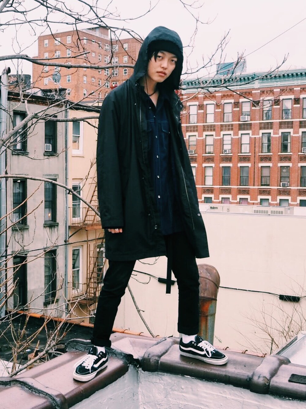 「ナイロンジャケット、VANS、スニーカー、オーバーサイズ、ニット帽、モノトーン、スキニー」｜「VETEMENTSのアイテム（ナイロンジャケット、ブラック系）」を使った、ダイドウフミヤさん（メンズ・180cm）の夏コーディネートの1枚目の写真
