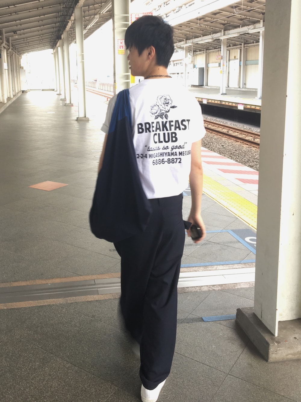 「Tシャツ、夏、夏コーデ、コンバース、白スニーカー、ジャックパーセル、ワイドパンツ、ネイビー、スニーカー、トートバッグ」｜「BREAKFAST CLUBのアイテム（Tシャツ/カットソー、ホワイト系）」を使った、ダイドウフミヤさん（メンズ・180cm）の夏コーディネートの1枚目の写真