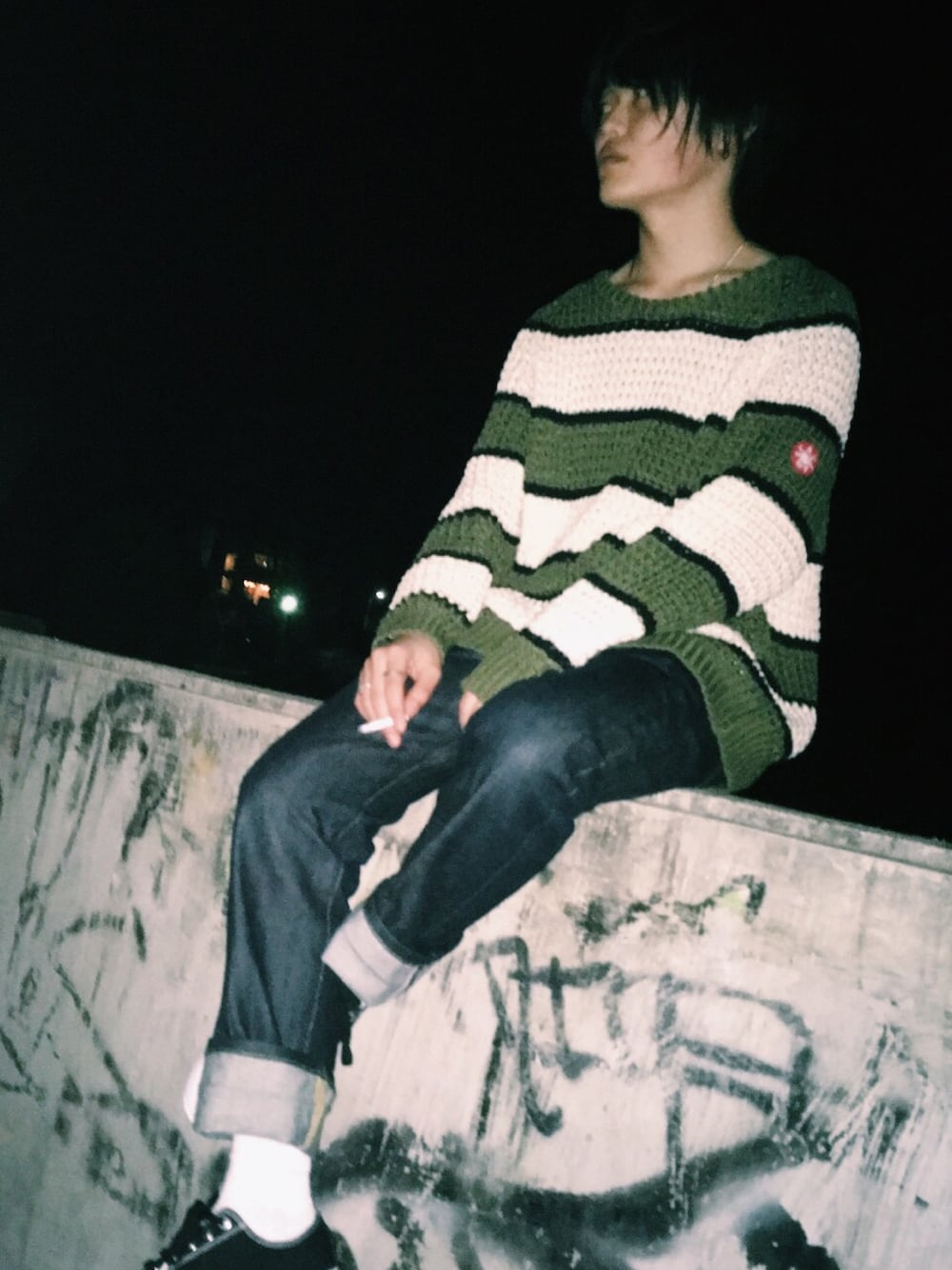 「cavempt、converse、スニーカー、ニット、アクセサリー、デニム、冬、シロソックス、コラボ、カーキ」｜「C.Eのアイテム（ニット/セーター、グリーン系）」を使った、ダイドウフミヤさん（メンズ・180cm）の冬コーディネートの1枚目の写真
