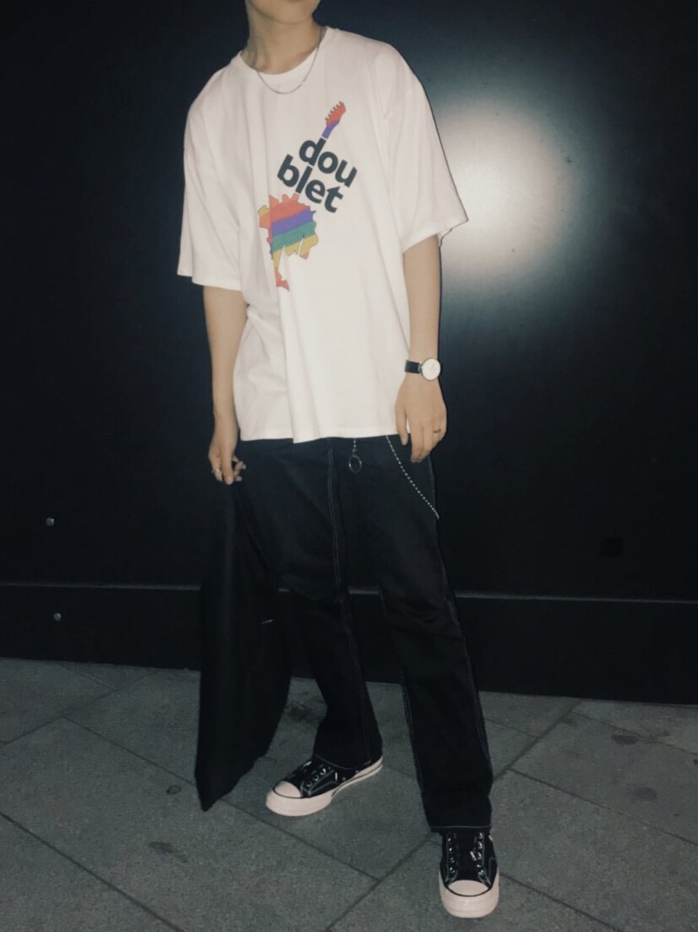 「Tシャツ、ウォレットチェーン、トートバッグ、ネックレス、夏コーデ、コンバース、converse、スニーカー」｜「doubletのアイテム（Tシャツ/カットソー、ホワイト系）」を使った、ダイドウフミヤさん（メンズ・180cm）の夏コーディネートの1枚目の写真