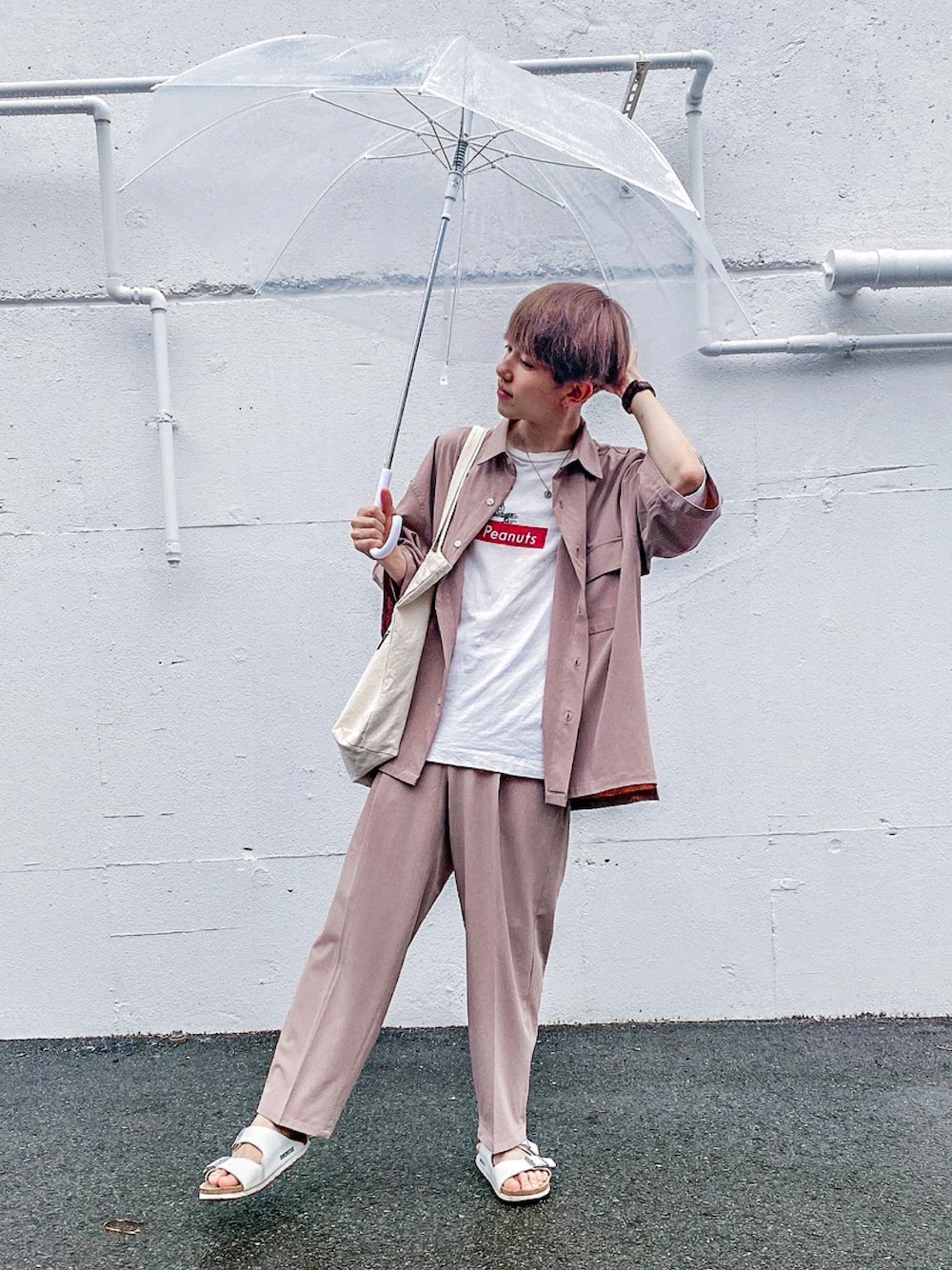 「セットアップ、サンダル、ラフコーデ、ゆるコーデ、ピンクベージュ、雨の日コーデ、スヌーピーT」｜「BIRKENSTOCKのBIRKENSTOCK/ビルケンシュトック ARIZONA/アリゾナ (UNISEX size variation)（サンダル、ホワイト系）」を使った、むーんさん（メンズ・165cm）の夏コーディネートの1枚目の写真