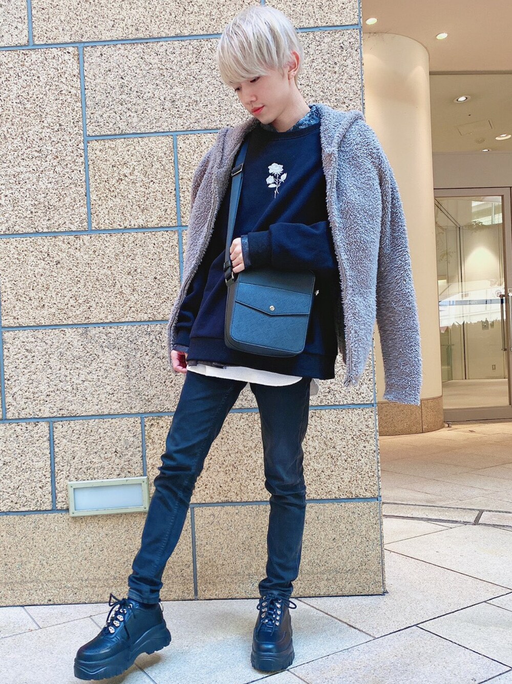 「華柄、花柄、柄シャツ、バラシシュウビッグスウェット、レイヤードスタイル、黒コーデ、もこもこ、韓国風コーデ」｜「Ron Hermanのアイテム（ジャケット/アウター、グレー系）」を使った、むーんさん（メンズ・165cm）の秋コーディネートの1枚目の写真