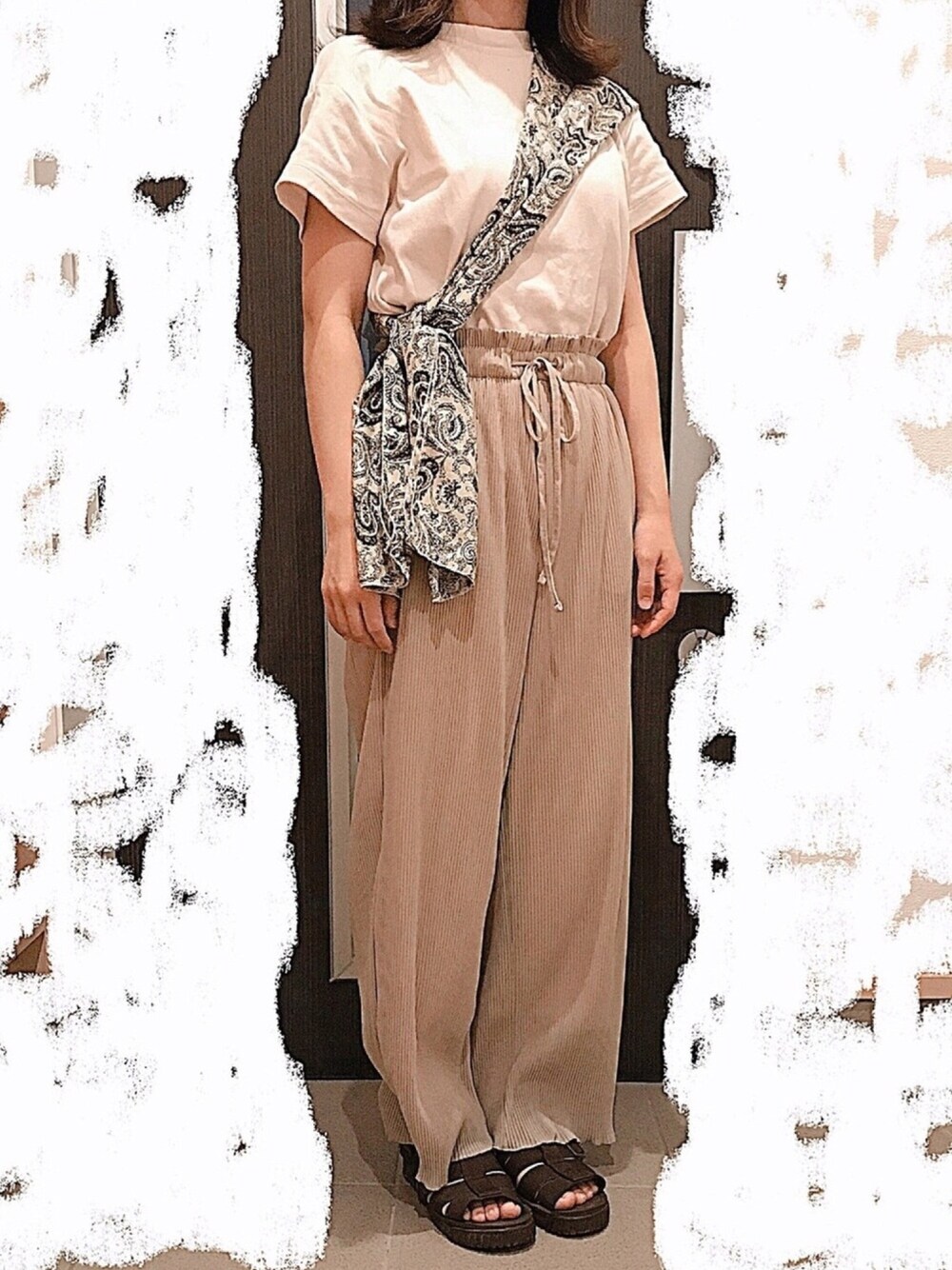 「GUのアイテム（Tシャツ/カットソー、ホワイト系）」を使った、kkmさん（レディース・152cm）の秋コーディネートの1枚目の写真