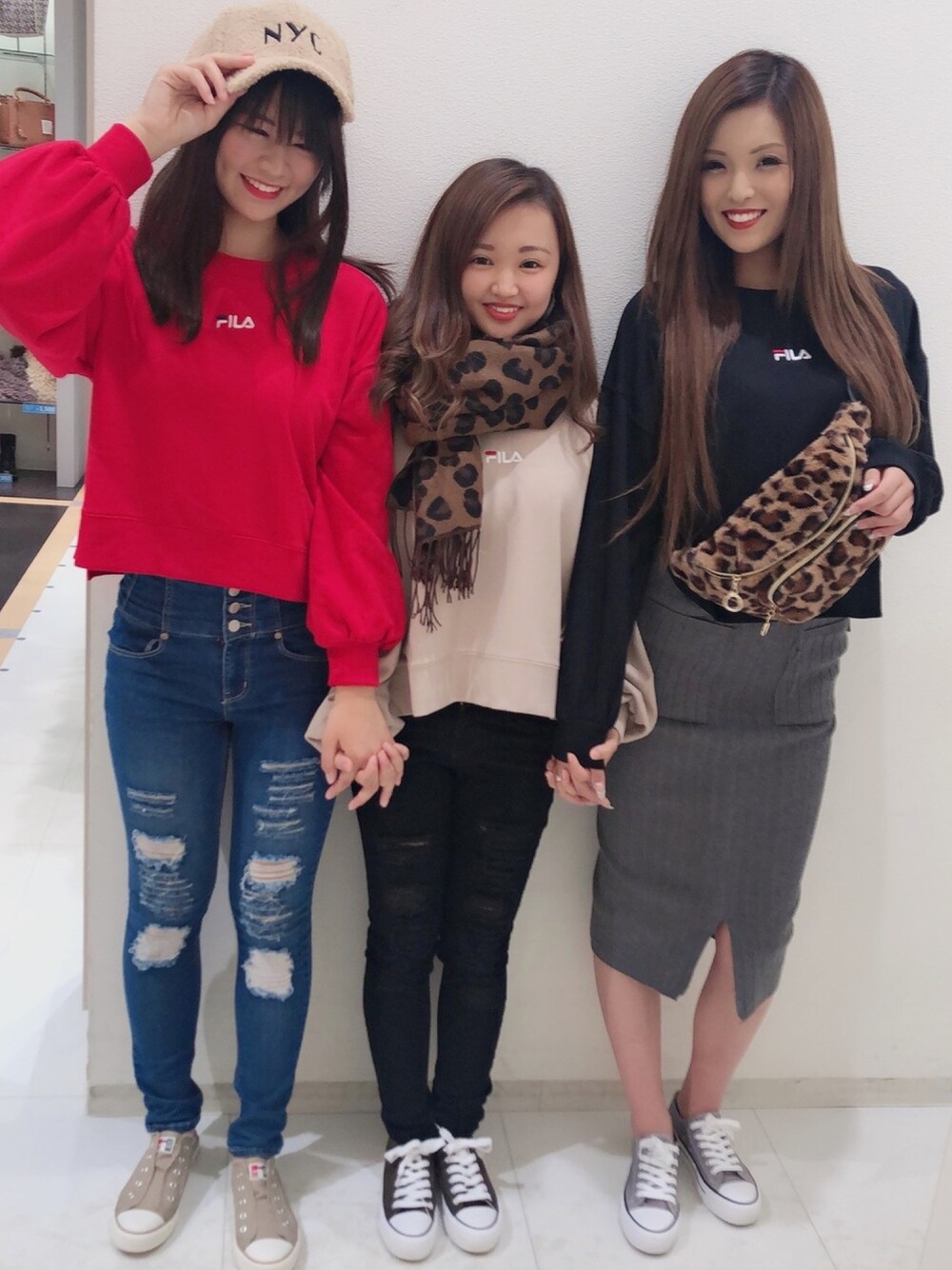 「FILA、きまわしコーデ、スウェット、スニーカー」｜「DAISY MERRYのFILAバックプリントショートトレーナー（スウェット、ベージュ系）」を使った、haruka__*＊さん（レディース・152cm）の秋コーディネートの1枚目の写真
