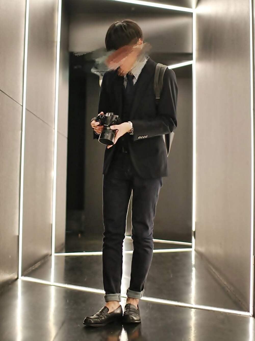 ブラック系のローファー、ブルー系のデニムパンツ、ブラック系のシャツ/ブラウスを着用したメンズの春コーディネートの1枚目の写真