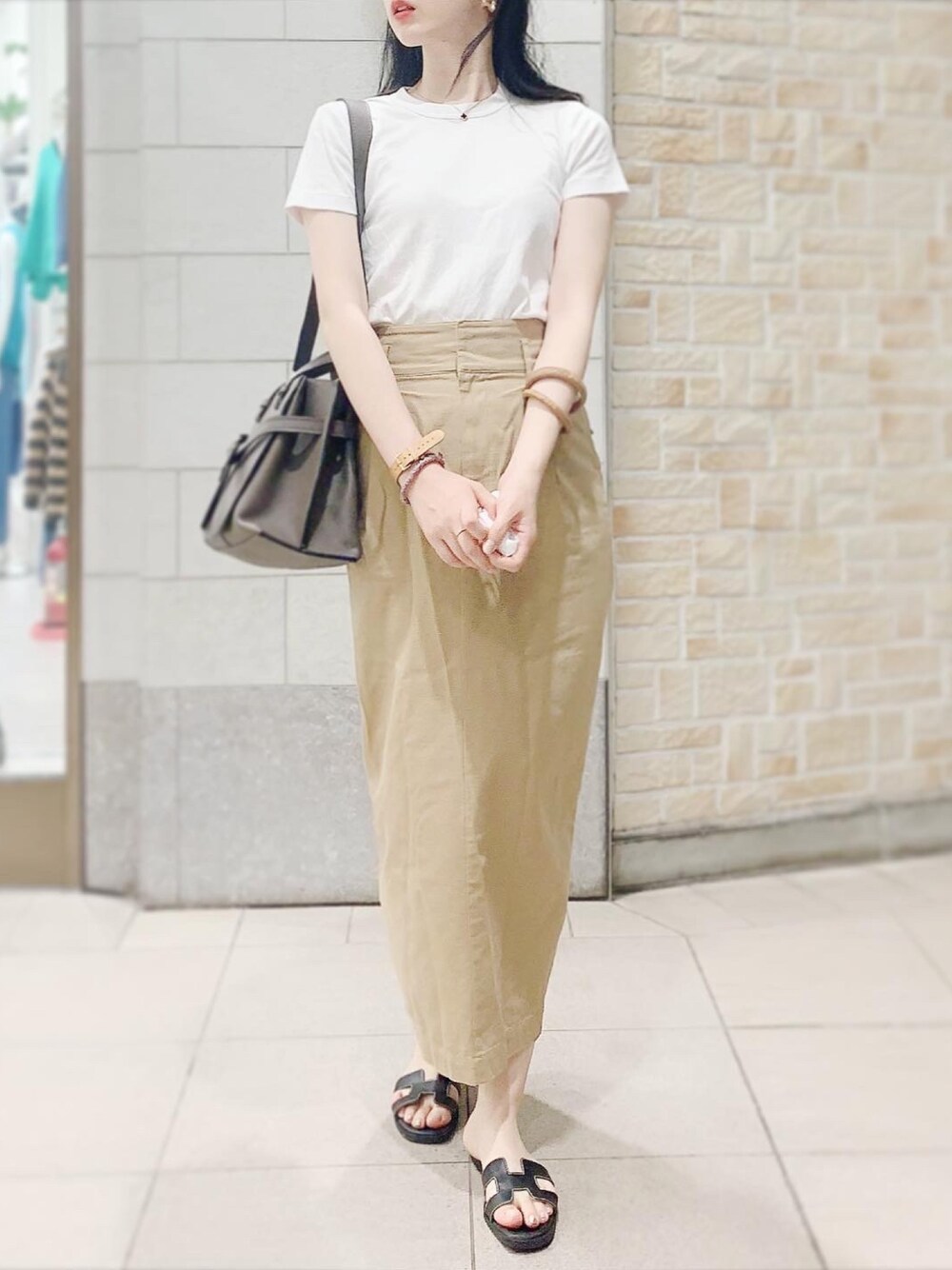 「夏コーデ、カジュアルコーデ、白Tシャツ、白、Tシャツ、Tシャツ 半袖、LOEWE、ロンスカ、タイトスカート、公園」｜「green label relaxingのアイテム（スカート、ベージュ系）」を使った、みなみさん（レディース・165cm）の夏コーディネートの1枚目の写真