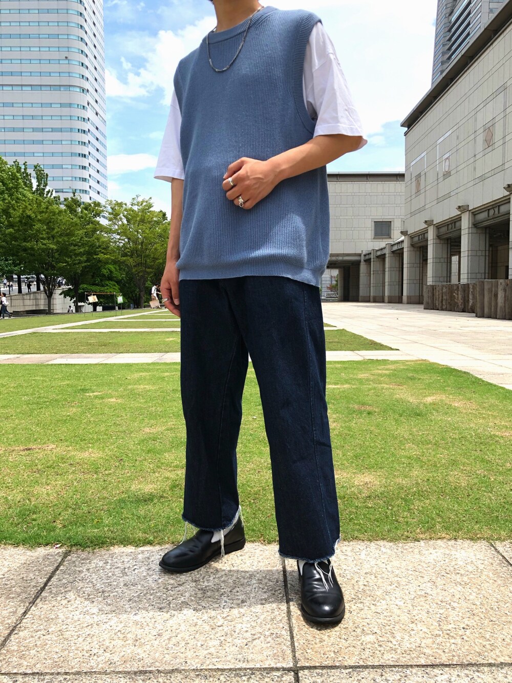ブルー系のデニムパンツ、ブラック系のスリッポン、ブルー系のベストを着用したメンズの夏コーディネートの1枚目の写真