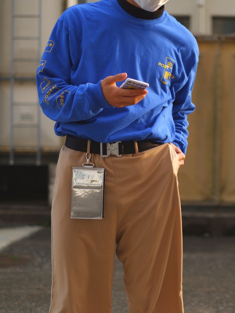 ブルー系のTシャツ/カットソー、ベージュ系のスラックス、ブルー系のTシャツ/カットソーを着用したメンズの春コーディネートの1枚目の写真