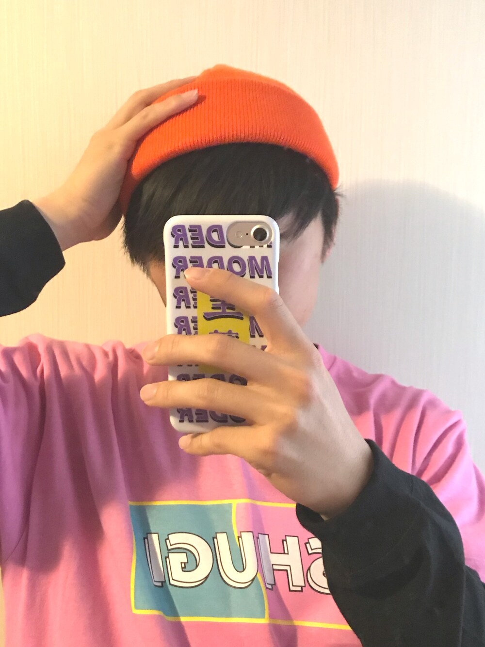 ピンク系のTシャツ/カットソー、オレンジ系のニットキャップ/ビーニー、ホワイト系のその他を着用したメンズの春コーディネートの1枚目の写真