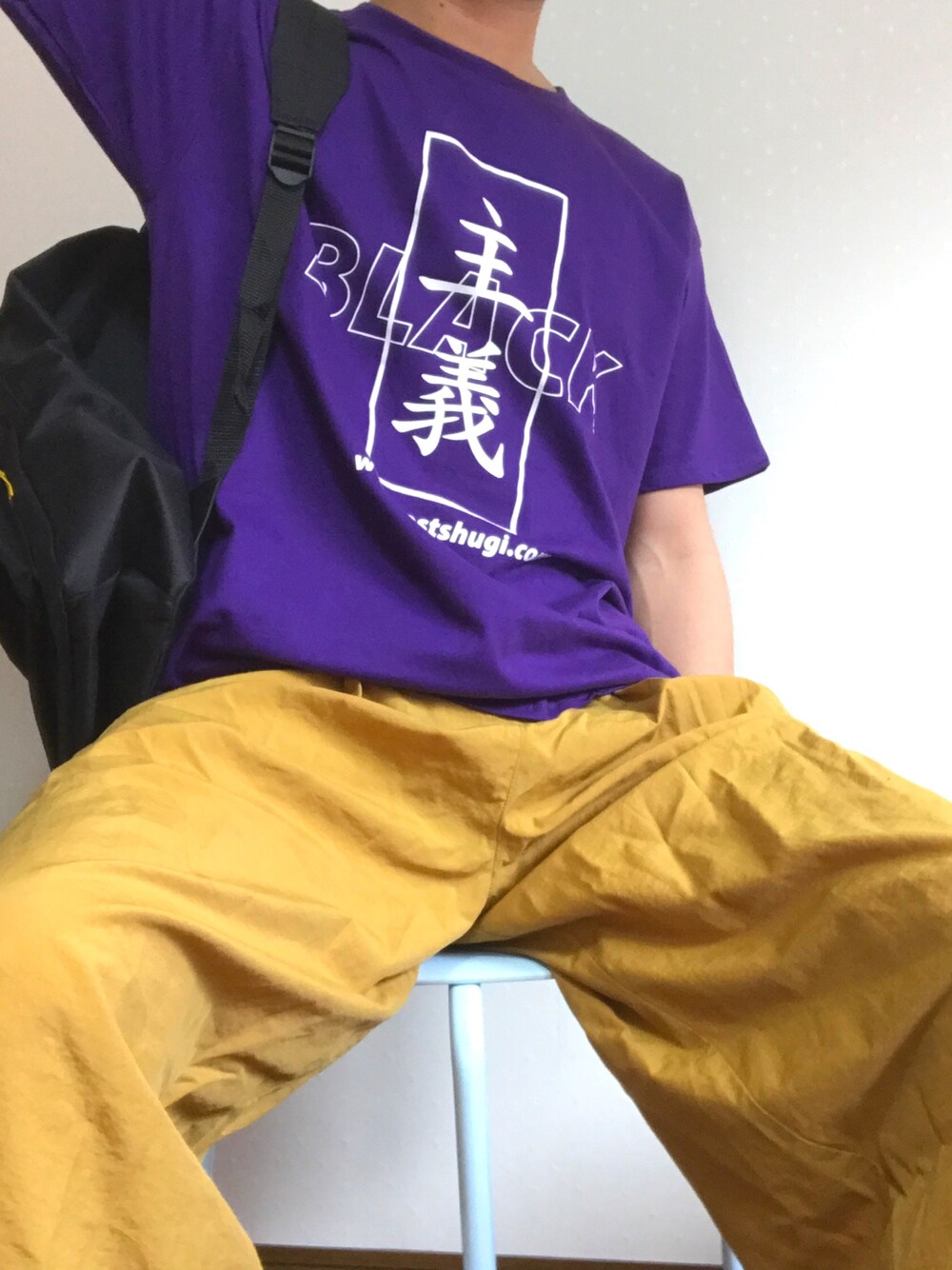 パープル系のトップス、イエロー系のその他パンツを着用したメンズの春コーディネートの1枚目の写真
