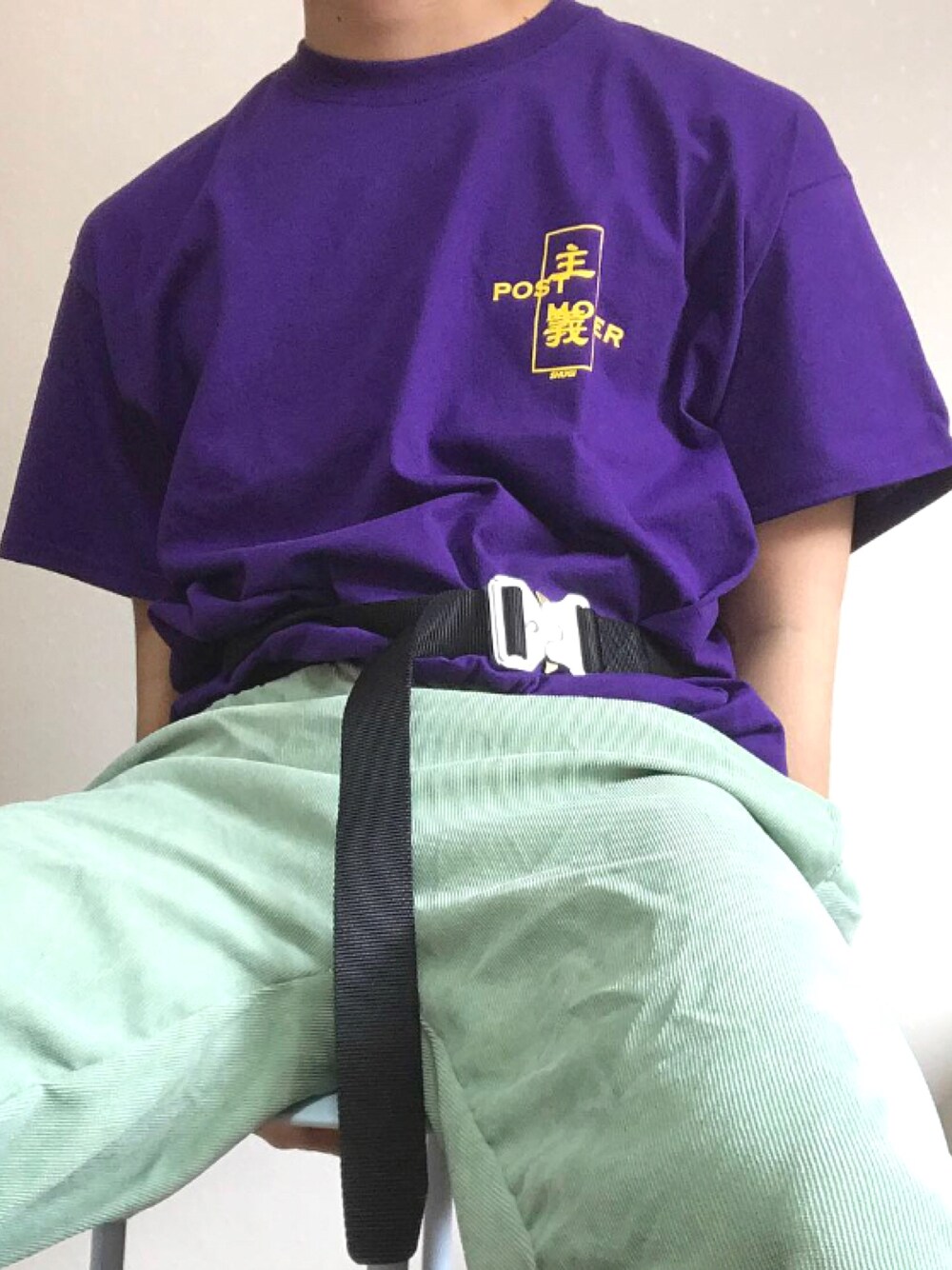 パープル系のトップスを着用したメンズの春コーディネートの1枚目の写真