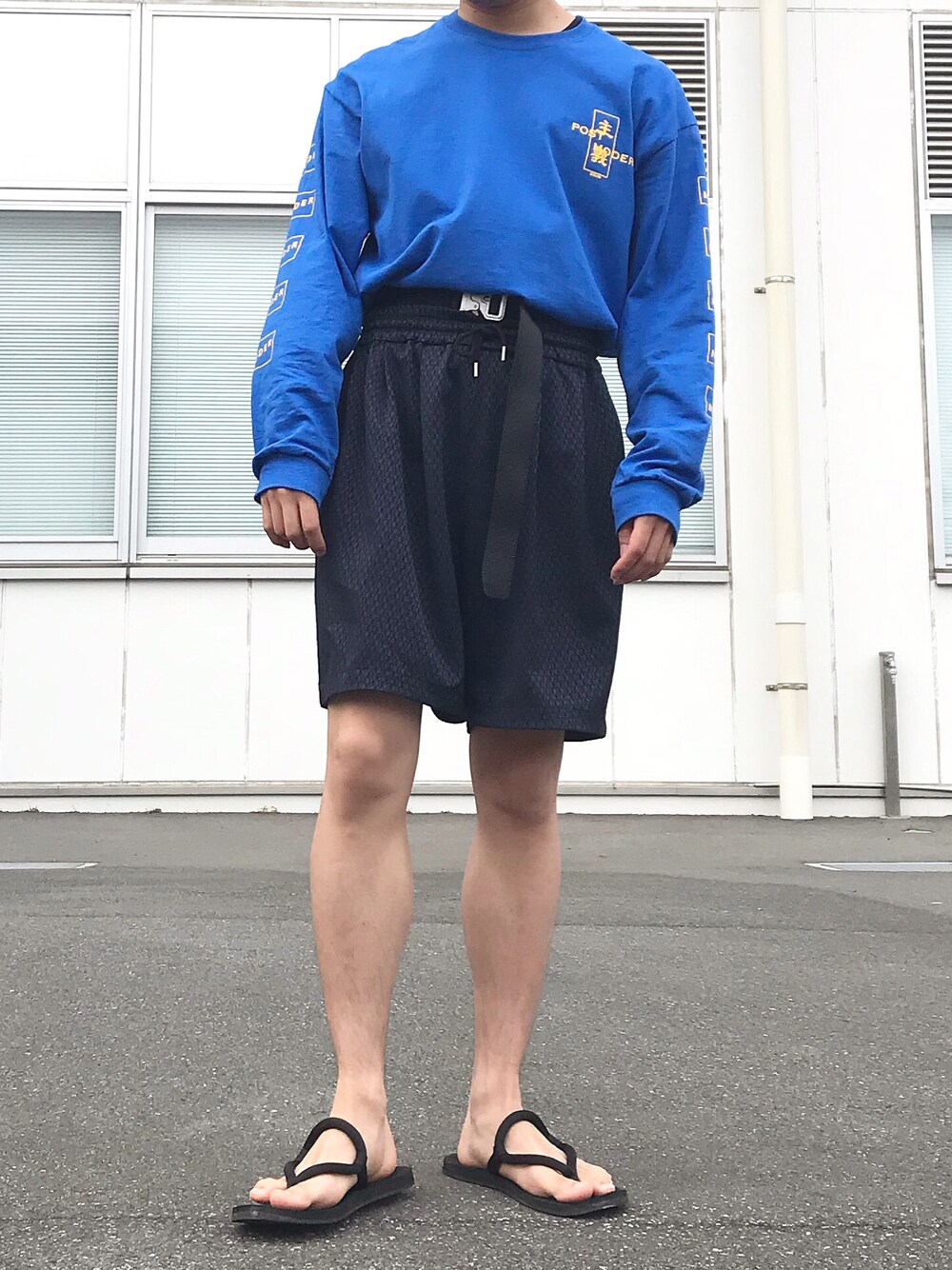 ブルー系のTシャツ/カットソー、ブルー系のパンツ、ブラック系のサンダルを着用したメンズの春コーディネートの1枚目の写真