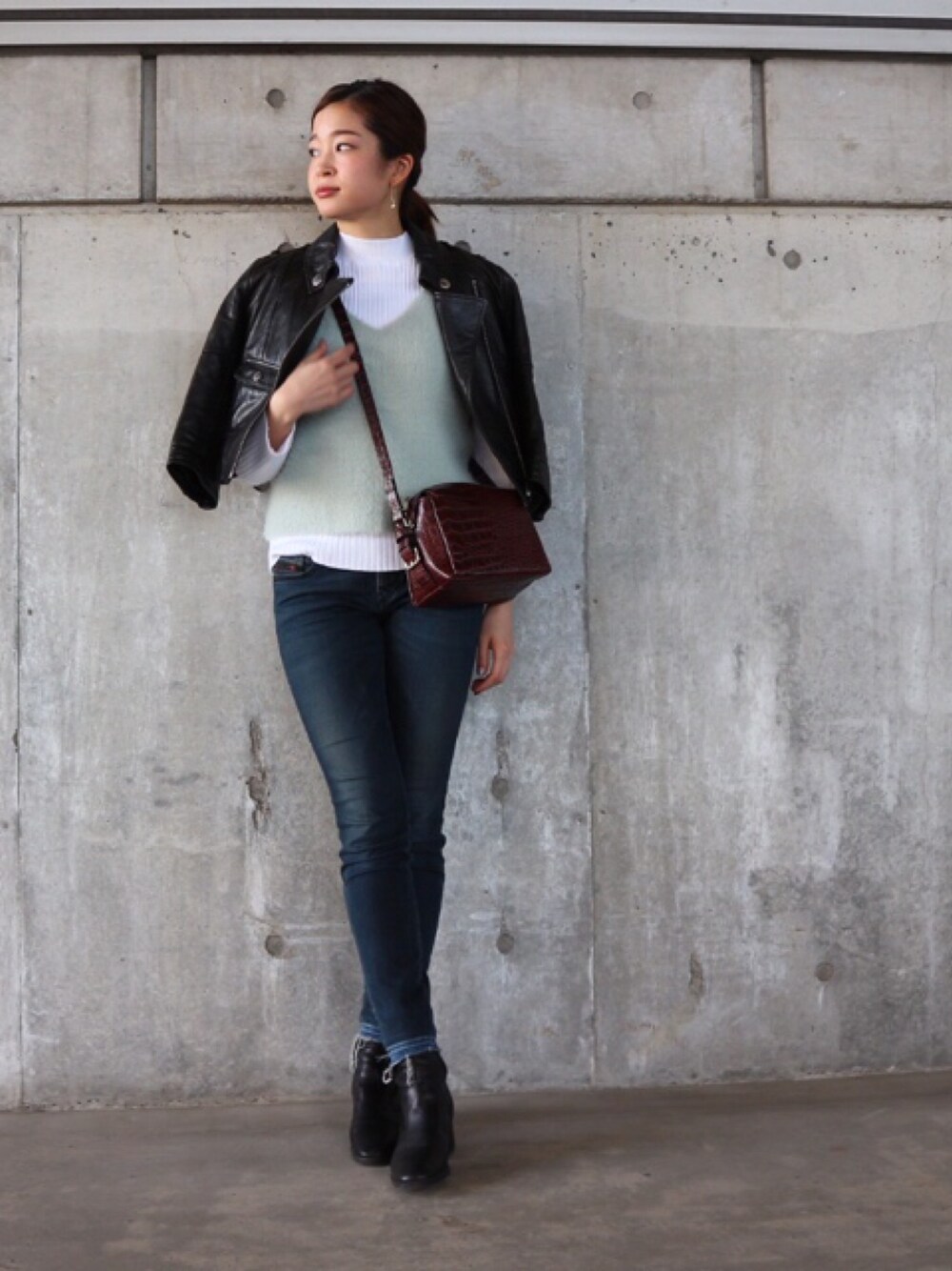 「キレイめ、デニム、きれいめカジュアル、シンプル、ハイネック、パンツスタイル、denim、低身長」｜「SENSE OF PLACE by URBAN RESEARCHのアイテム（ニット/セーター、ホワイト系）」を使った、海弘さん（レディース・156cm）の冬コーディネートの1枚目の写真