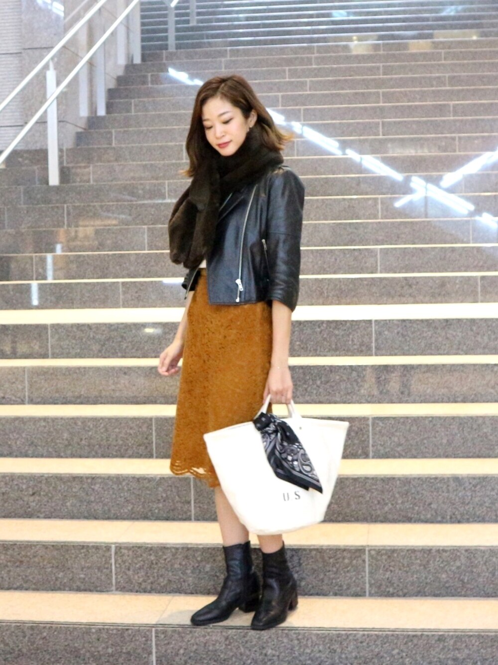 「秋コーデ、雨の日コーデ、オトナ女子、黒、スカートスタイル、black、outfit、スヌード、タイトスカート、ライダース」｜「ROPE' PICNICのアイテム（スカート、ブラウン系）」を使った、海弘さん（レディース・156cm）の秋コーディネートの1枚目の写真