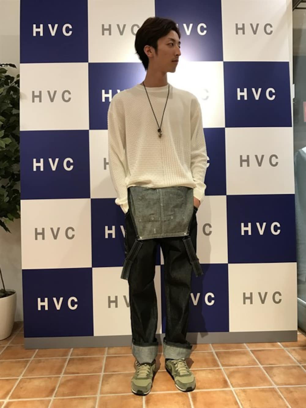 「スニーカー、スタッフコーデ、カバーオール、ワーク、ナイキ、白ニット、春コーデ、スポーティ、デニムコーデ、HVC」｜「GRAND GLOBALのGRAND GLOBAL　/　岡山ﾃﾞﾆﾑｵｰﾊﾞｰｵｰﾙ			（サロペット/オーバーオール、ブルー系）」を使った、HVCみのお店さん（メンズ・185cm）の冬コーディネートの1枚目の写真