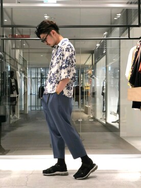 「Lui's（ルイス）のアンクルカット 梨地テーパードパンツ（スラックス、ブラック系）」を使った、OGURA RYO さん（メンズ・174cm）の夏コーディネート