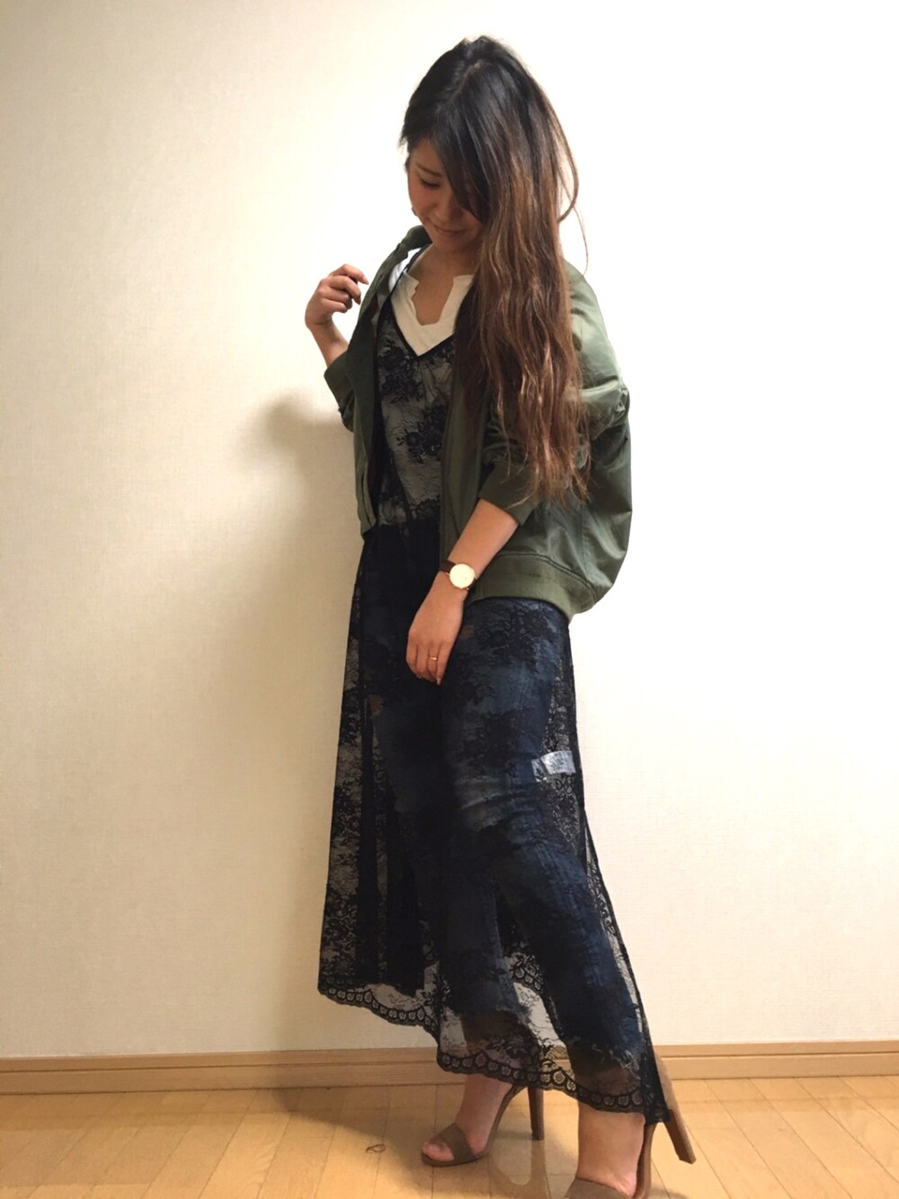 グリーン系のジャケット/アウター、ホワイト系のTシャツ/カットソー、ブラック系のワンピースを着用したレディースの春コーディネートの1枚目の写真