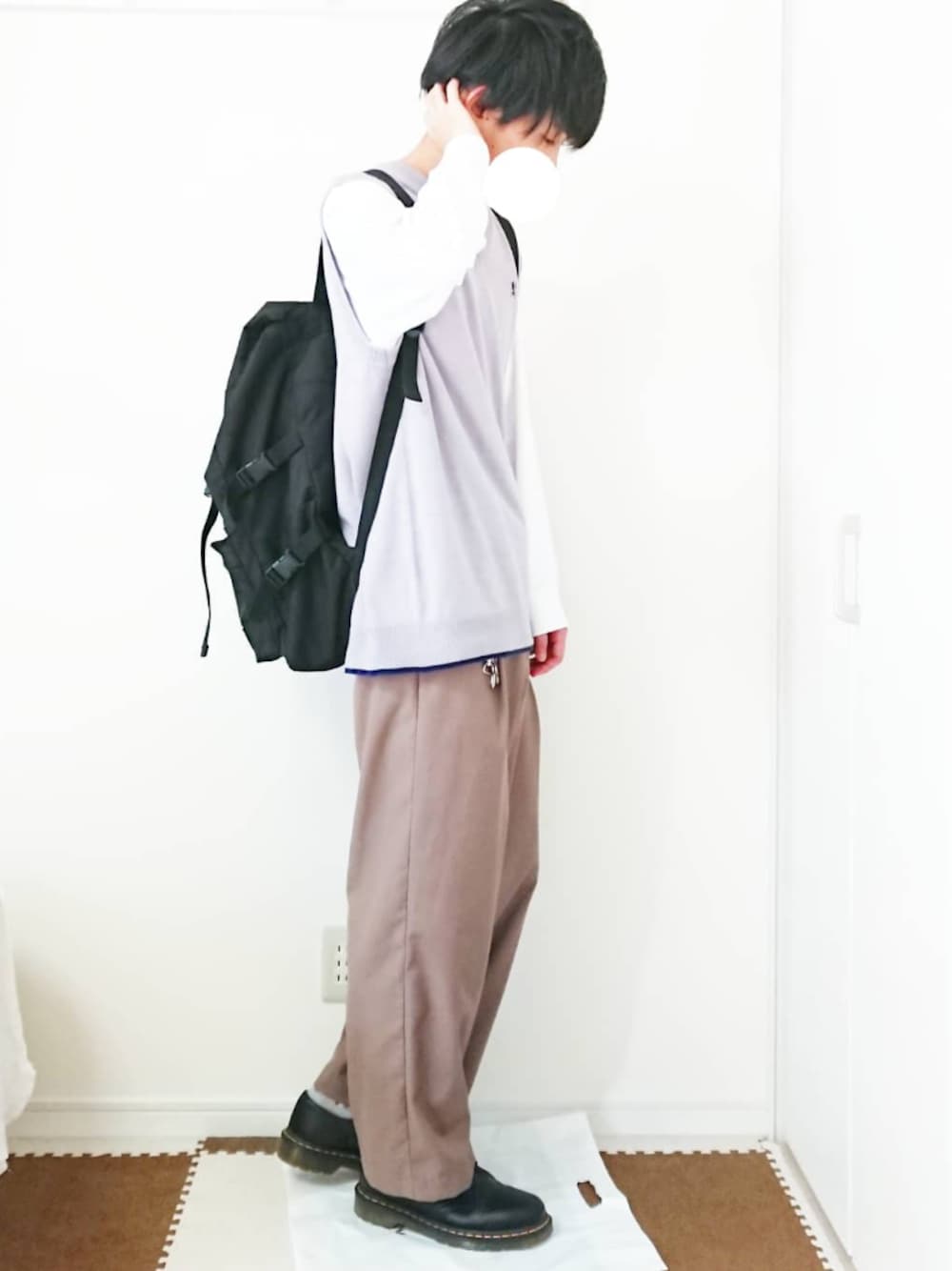 「大学生、シンプル、プチプラ、ゆるコーデ、秋のコーデ、ニットベスト、ワイドパンツ、スラックス、キレイめ、おしゃれさんと繋がりたい」｜「GIORDANOの【2018春夏商品】ライオン刺繍スプリングカラーニットベスト（ベスト、グレー系）」を使った、おしんさん（メンズ・172cm）の秋コーディネートの1枚目の写真
