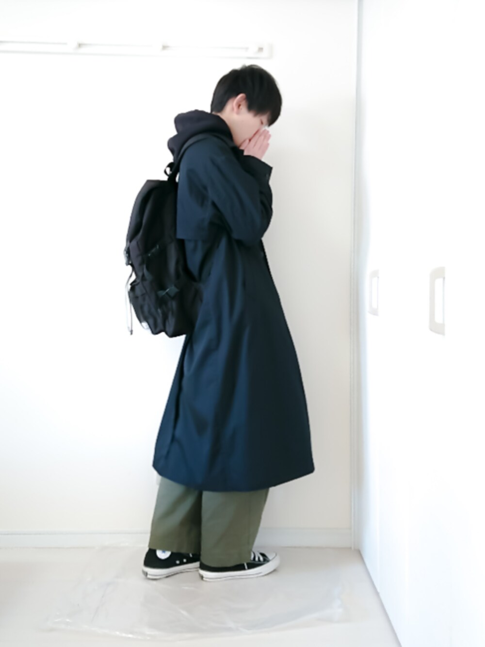「大学生、シンプル、プチプラ、ゆるコーデ、ステンカラーコート、パーカー、ワイドパンツ、春コーデ、お洒落さんとつながりたい、平成最後のWEARISTAセンバツ」｜「JUNREDの【WEARISTA JUNコラボ】バックチェックツイルコート（ステンカラーコート、ブラック系）」を使った、おしんさん（メンズ・172cm）の春コーディネートの1枚目の写真