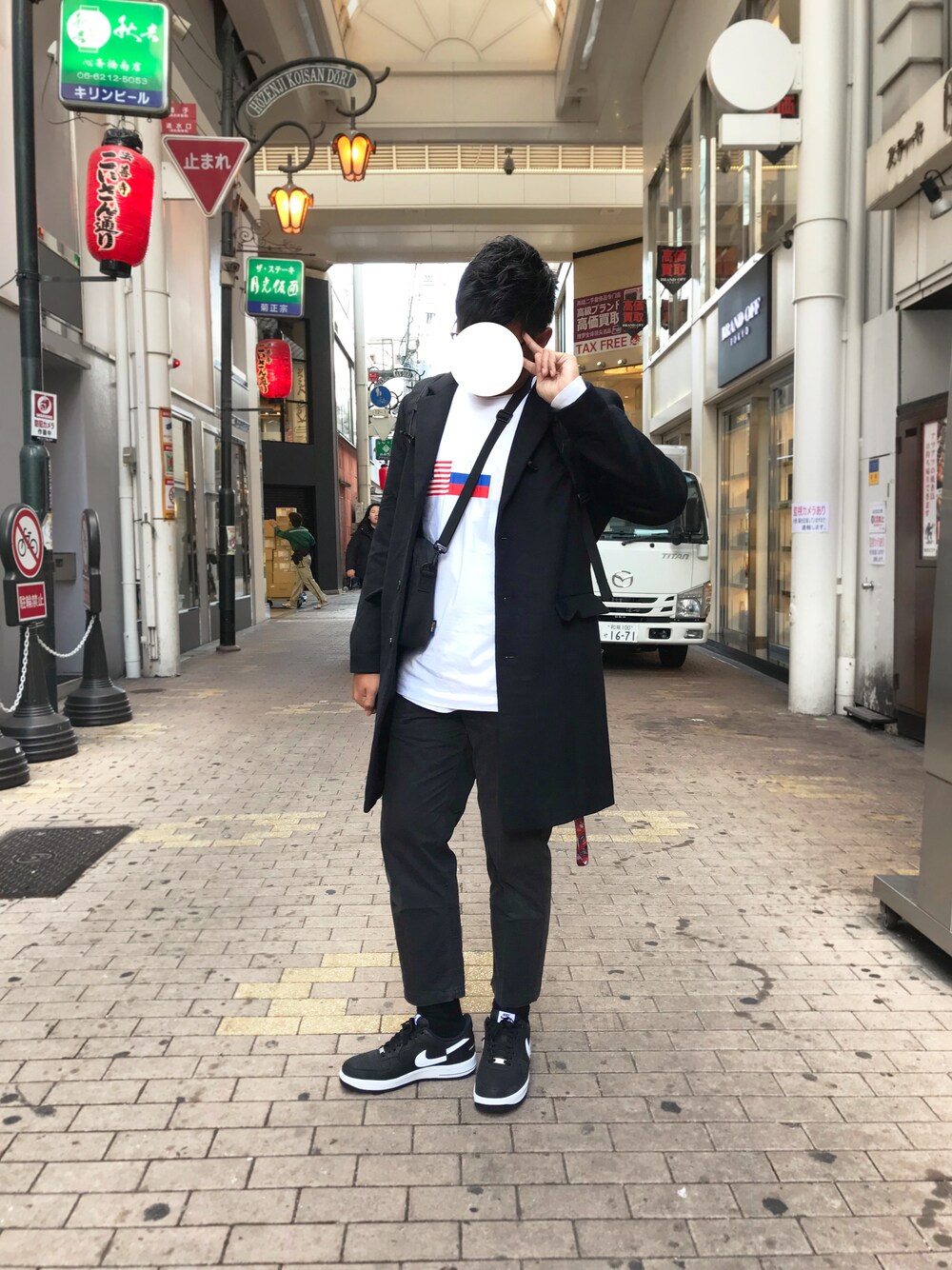「スニーカー、シンプル、黒、supreme、白、オーバーサイズ、春コーデ、ゆるコーデ、have a good time、gosharubchinskiy」｜「Gosha RubchinskiyのGosha Rubchinskiy Flag Tee White（Tシャツ/カットソー、ホワイト系）」を使った、y0ngさん（メンズ・180cm）の春コーディネートの1枚目の写真