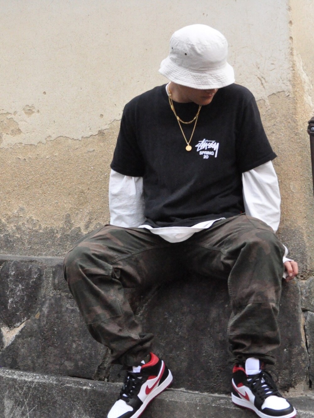 「オーバーサイズ、ストリートコーデ、レイヤードスタイル、NEWHATTAN、stussy、carhartt、NIKE、air jordan 1」｜「newhattanのnewhattan / ウォッシュド コットン ツイル バケットハット（ハット、ベージュ系）」を使った、TamTamさん（メンズ・173cm）の春コーディネートの1枚目の写真