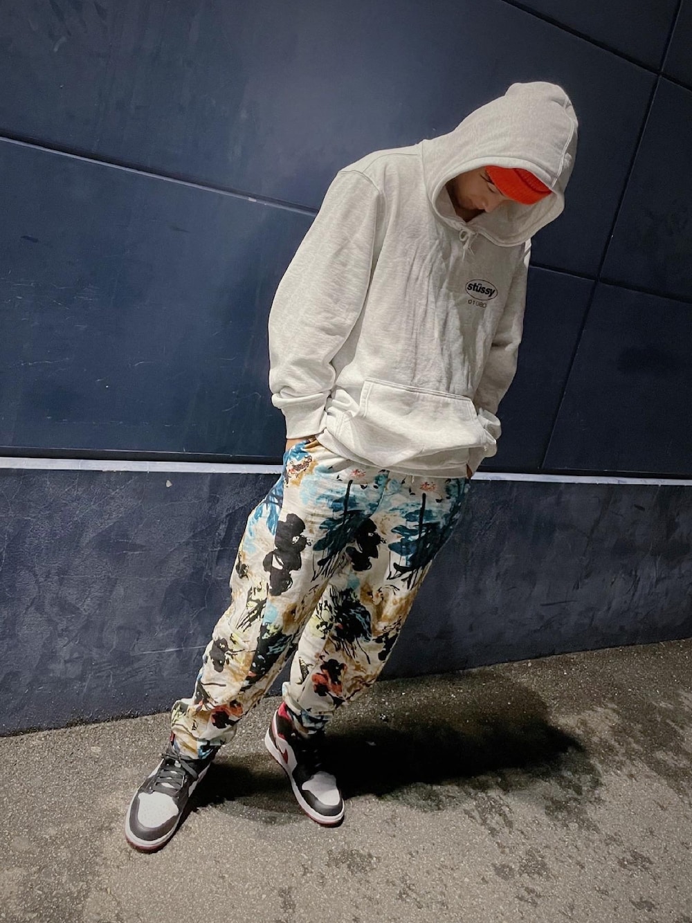 「stussy、FREAKS STORE、MGV、NIKE、AIR JORDAN、ストリート、カラフル、春コーデ、オーバーサイズ、いいね、save、フォローお願いします🤑」｜「MGVのヴィンテージプリントテーパードイージーパンツ（その他パンツ、ホワイト系）」を使った、TamTamさん（メンズ・173cm）の夏コーディネートの1枚目の写真