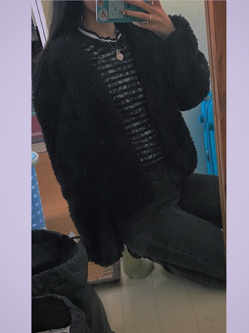 「仕事始め、出勤コーデ、ネイリスト、黒、18歳、派手髪、Vivienne Westwood、冬」｜「Re:EDITのウエストゴム裾切りっぱなしオフデニムパンツ[CHICMUSE][リエディオリジナル]（デニムパンツ、グレー系）」を使った、nqnqさん（レディース・156cm）の冬コーディネートの1枚目の写真