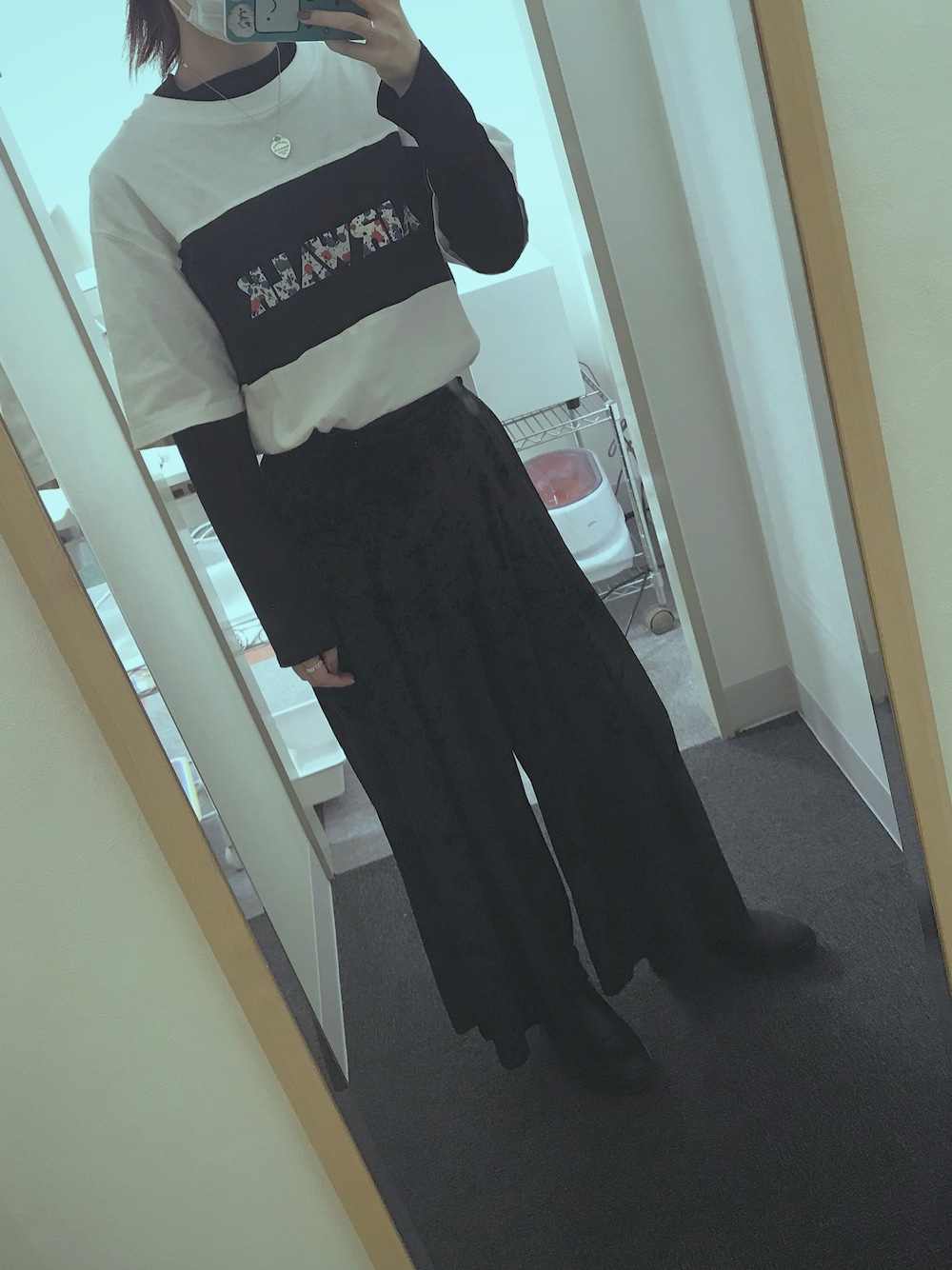 「出勤コーデ、ネイリスト、18歳、派手髪、テキトー、ベロア」｜「R&EのR&E　ラバーソールサイドゴアショートブーツ（ブーツ、ブラック系）」を使った、nqnqさん（レディース・156cm）の冬コーディネートの1枚目の写真