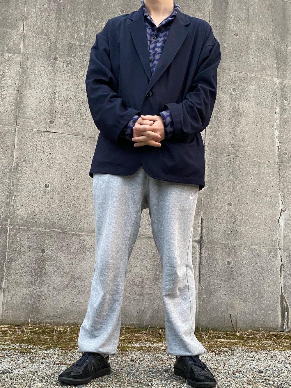 グレー系のスウェットパンツ、ブラック系のスニーカー、ブルー系のジャケット/アウターを着用したメンズの冬コーディネートの1枚目の写真