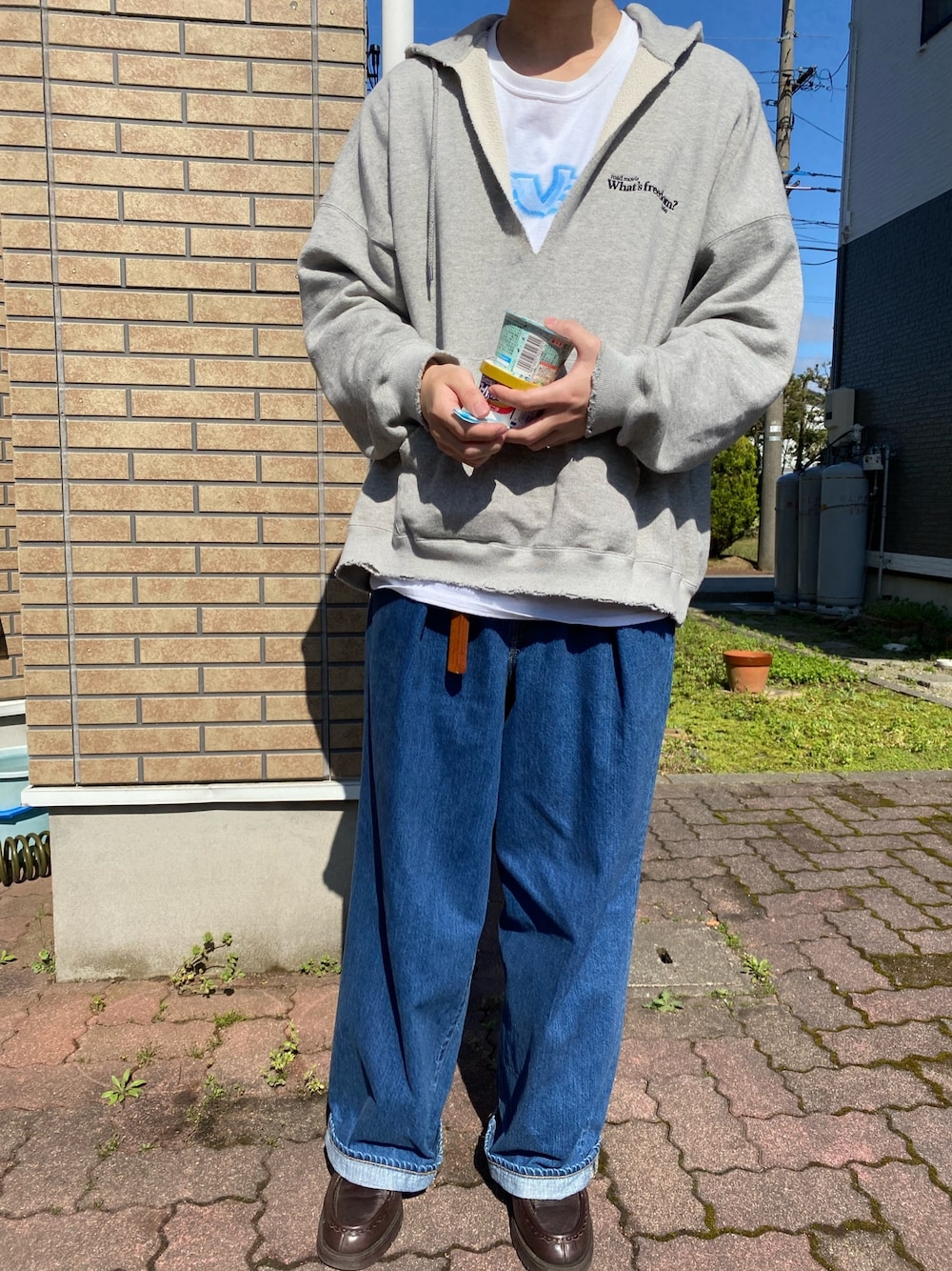 「DAIRIKUのアイテム（パーカー、グレー系）」を使った、そうさん（メンズ・176cm）の春コーディネートの1枚目の写真