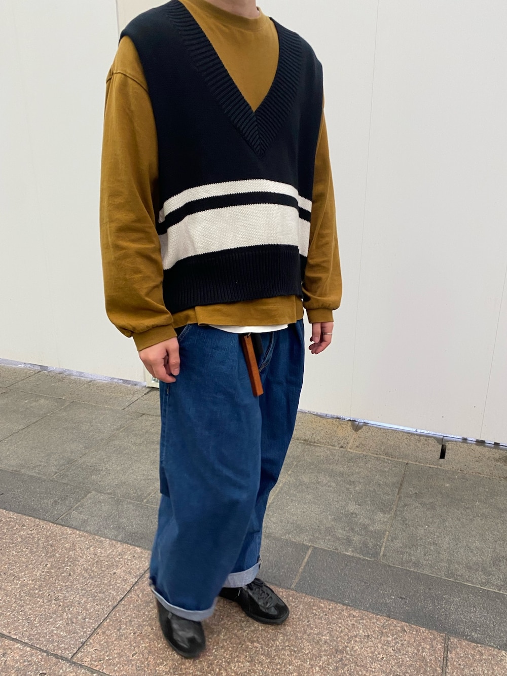 「NEONSIGNのアイテム（ベスト、ブラック系）」を使った、そうさん（メンズ・176cm）の春コーディネートの1枚目の写真