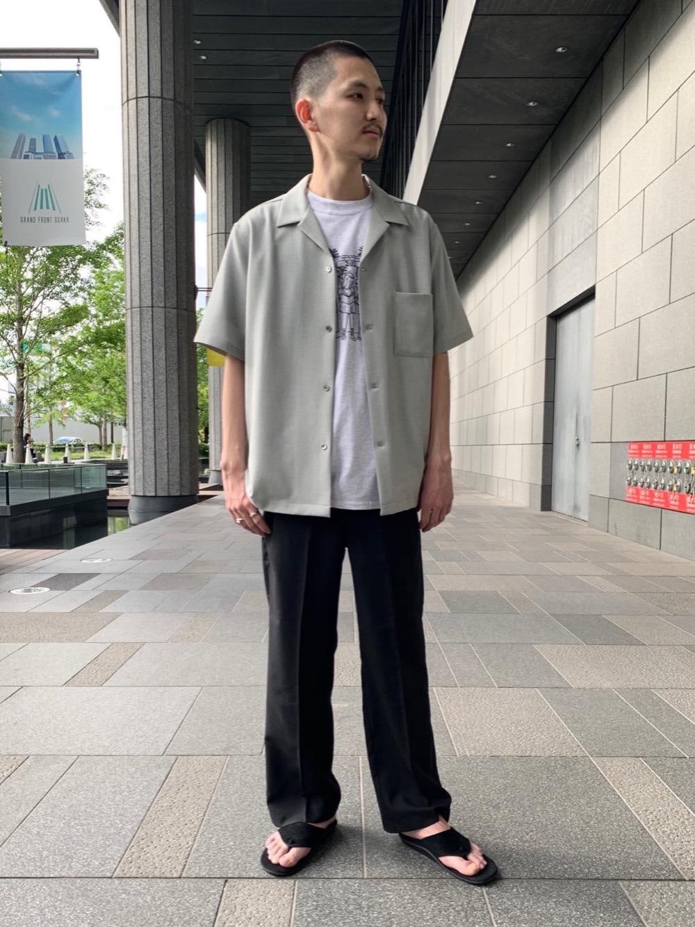 「RECOMMEND  ITEM STYLING、EXCLUTIVE ITEM STYLE」｜「ISLAND SLIPPERの【別注】 ＜ISLAND SLIPPER（アイランドスリッパ）＞ THONG SANDAL/サンダル（サンダル、ブラック系）」を使った、Ryunosuke Nakayamaさん（メンズ・179cm）の夏コーディネートの1枚目の写真