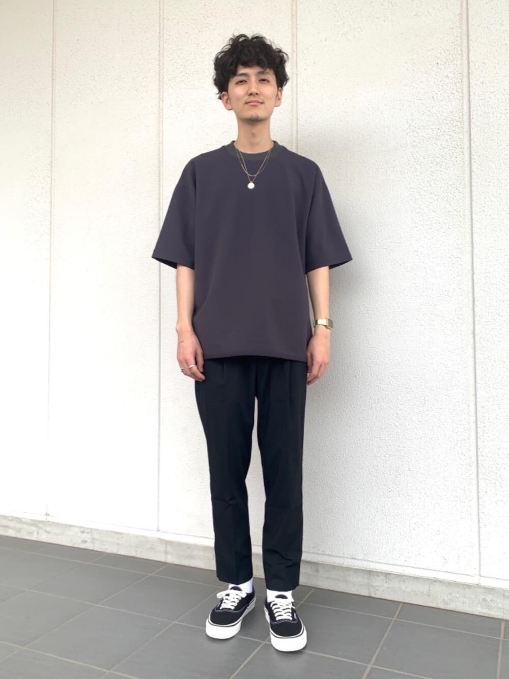 「スニーカー、リラックス、シューズ、RECOMMEND  ITEM STYLING、WIDE SILHOUETTE STYLE、T SHIRTS STYLE」｜「BEAUTY&YOUTH UNITED ARROWSのBY チェーン ネックレス（ネックレス、ゴールド系）」を使った、Ryunosuke Nakayamaさん（メンズ・179cm）の夏コーディネートの1枚目の写真