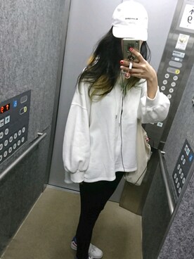 「GU（ジーユー）のアイテム（パーカー、ホワイト系）」を使った、tさん（レディース・175cm）の冬コーディネート