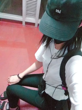「GU（ジーユー）のアイテム（Tシャツ/カットソー、ホワイト系）」を使った、tさん（レディース・175cm）の秋コーディネート