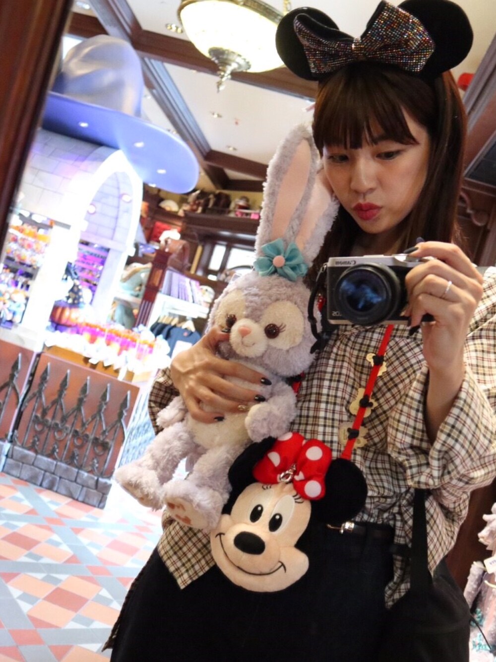 「冬、カジュアルコーデ、ディズニーコーデ、ootd、スニーカー、GAP」｜「MOUSSYのアイテム（シャツ/ブラウス、ベージュ系）」を使った、rioさん（レディース・165cm）の冬コーディネートの1枚目の写真