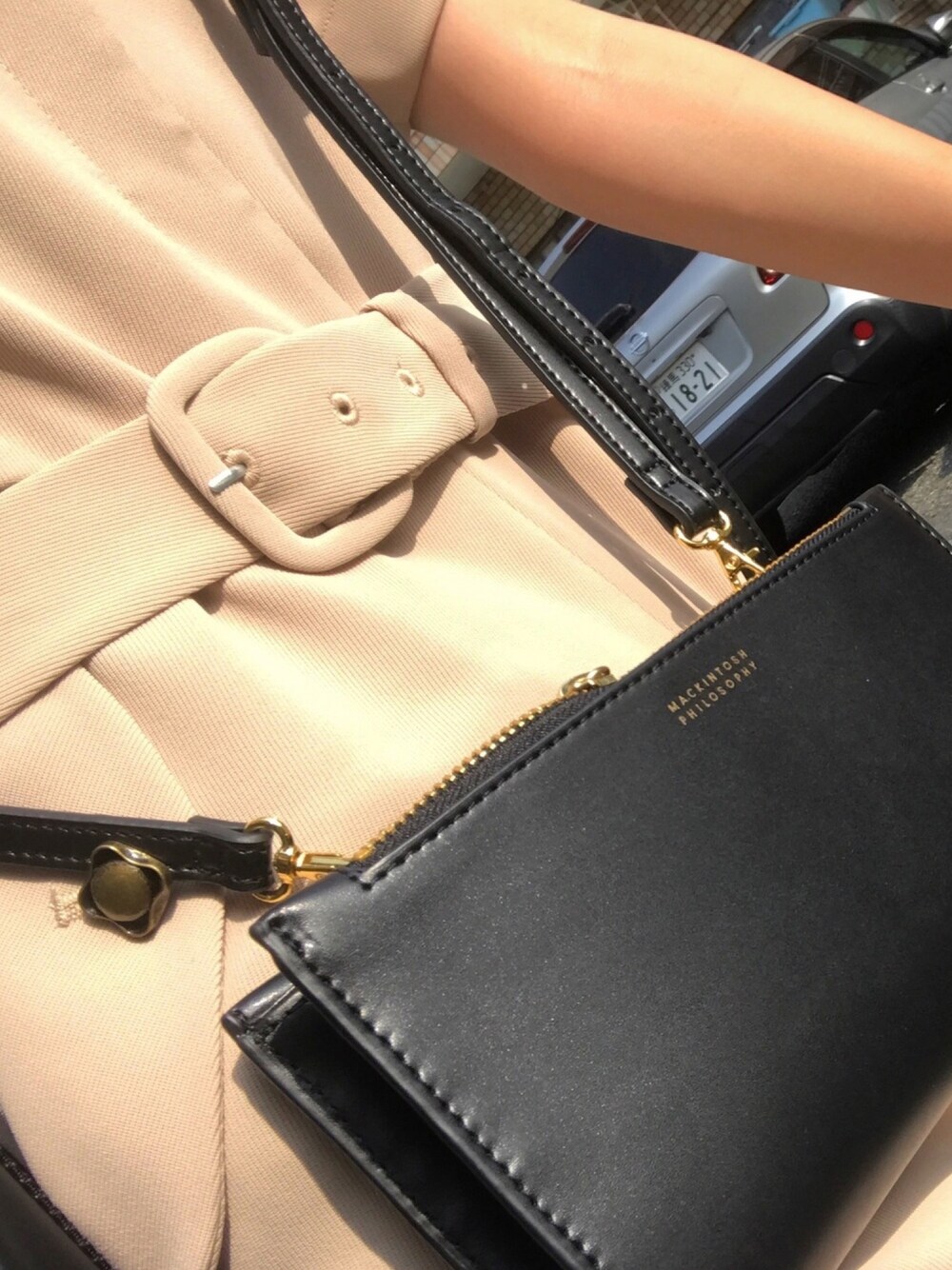 「シンプル、Lilybrown、MACKINTOSH PHILOSOPHY、カジュアル、スニーカー、大人カジュアル、大人ガーリー、ootd」｜「MACKINTOSH PHILOSOPHYのスマホポシェット（ショルダーバッグ、ブラック系）」を使った、rioさん（レディース・165cm）の冬コーディネートの1枚目の写真