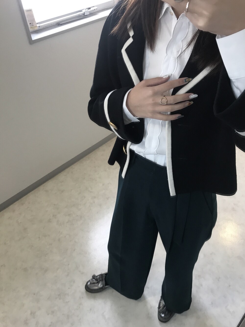 「シンプルコーデ、ヨーロピアンスタイル、冬コーデ、オトナカジュアル、ootd、outfit、ベージュ、ブルックスブラザーズ、スニーカー」｜「BROOKS BROTHERSのアイテム（シャツ/ブラウス、ホワイト系）」を使った、rioさん（レディース・165cm）の冬コーディネートの1枚目の写真