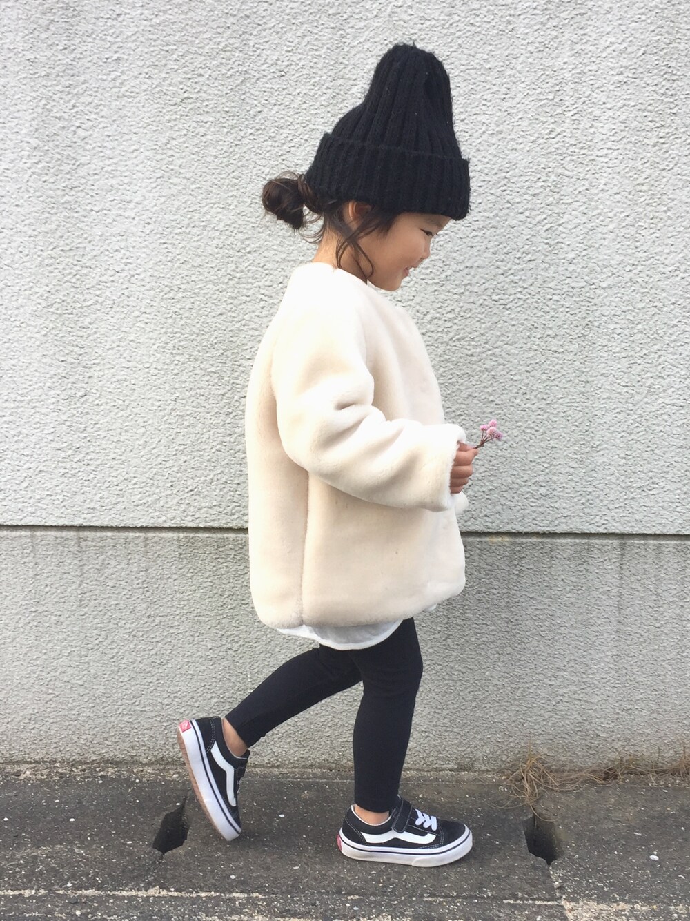 「キッズファッション、おんなのこ、カジュアルコーデ、プチプラ、ニット帽、休日スタイル、モノトーン、3歳」｜「petit mainのファーコート（ステンカラーコート、ホワイト系）」を使った、hinapiさん（キッズ・90cm）の冬コーディネートの1枚目の写真