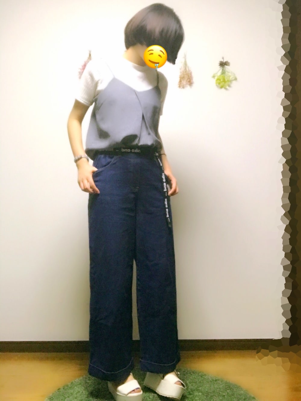「デニムワイドパンツ、ラバーソール、リブT、キャミソール、ガチャベルト、プチプラ、カジュアルコーデ」｜「SENSE OF PLACE by URBAN RESEARCHのリブクルーネックTシャツ(半袖)（Tシャツ/カットソー、ホワイト系）」を使った、お    か   も   とさん（レディース・165cm）の夏コーディネートの1枚目の写真