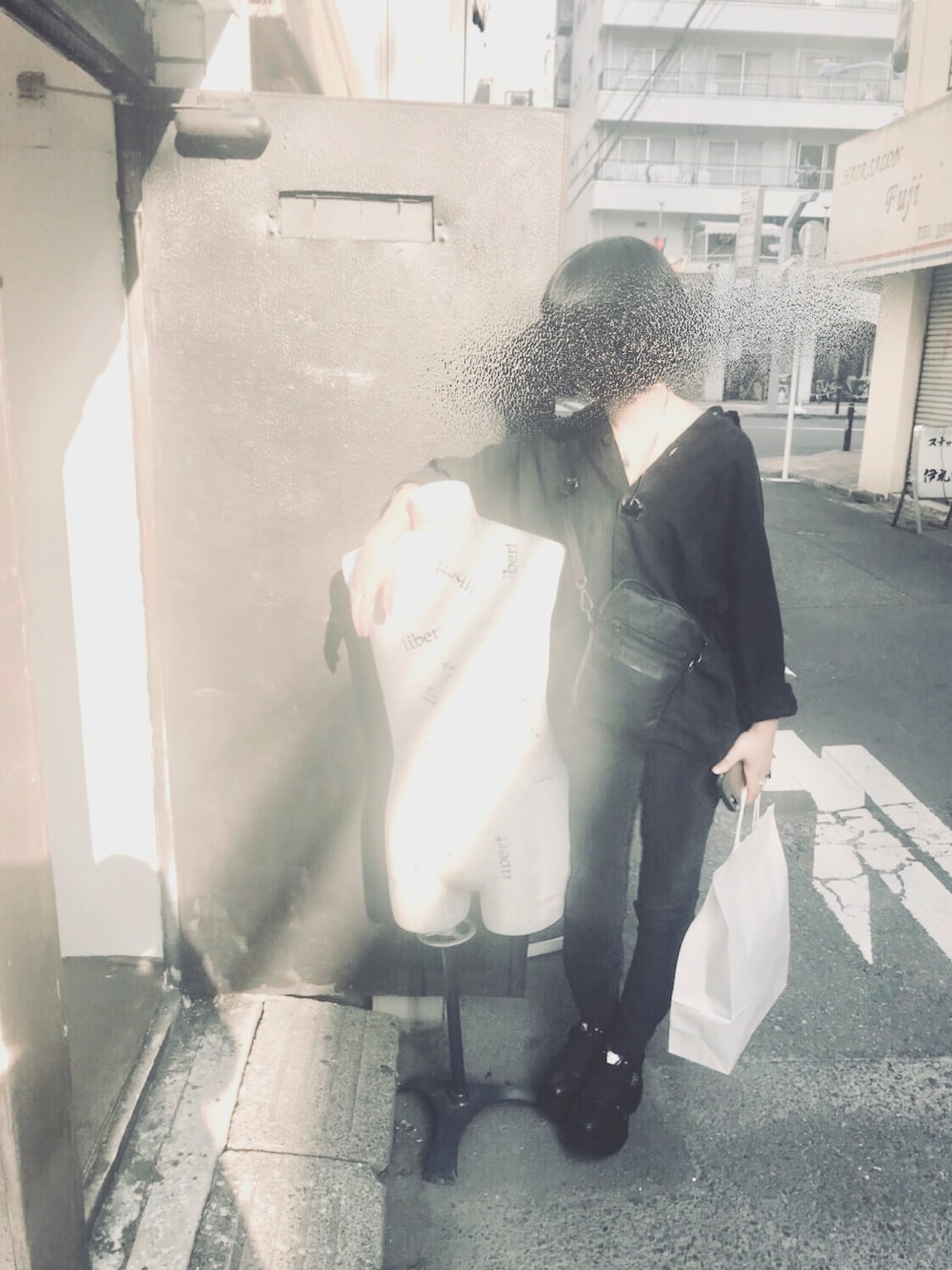 「libertのアイテム（シャツ/ブラウス、ブラック系）」を使った、お    か   も   とさん（レディース・165cm）の春コーディネートの1枚目の写真