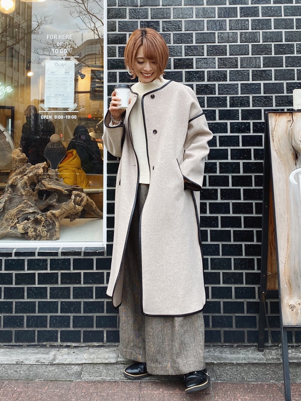 「パイピングコート、ハイネック、ショート丈トップス、ワイドパンツ、チェックパンツ、ミスティ ウーマン(mysty woman)、休日コーデ、シンプルコーデ、オトナカジュアル、ハイネックニット」｜「mysty womanのショートハイネックプルオーバー 920531（ニット/セーター、ホワイト系）」を使った、uemiさん（レディース・163cm）の冬コーディネートの1枚目の写真