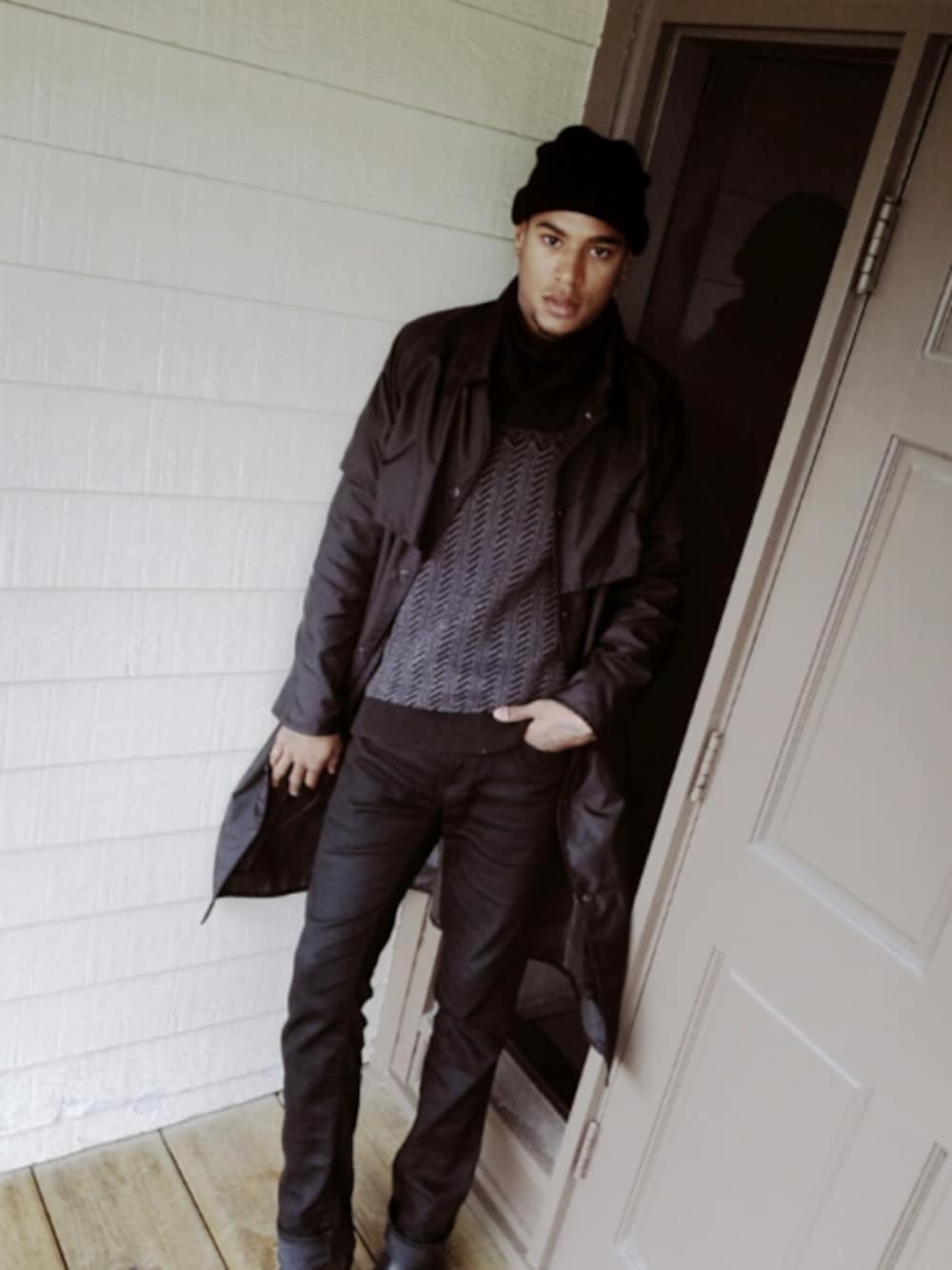 「casual、VINTAGE、rainy、fashion、men」｜「Eddie Bauerのアイテム（トレンチコート、ブラック系）」を使った、Keith Karterさん（メンズ・190cm）の秋コーディネートの1枚目の写真
