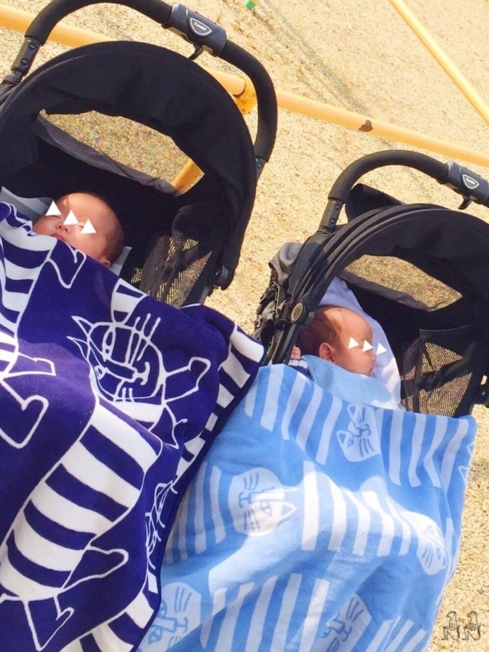 ブラック系のベビーカー/ベビーカー用品、ブルー系のブランケット、ブルー系のブランケットを着用したキッズの冬コーディネートの1枚目の写真