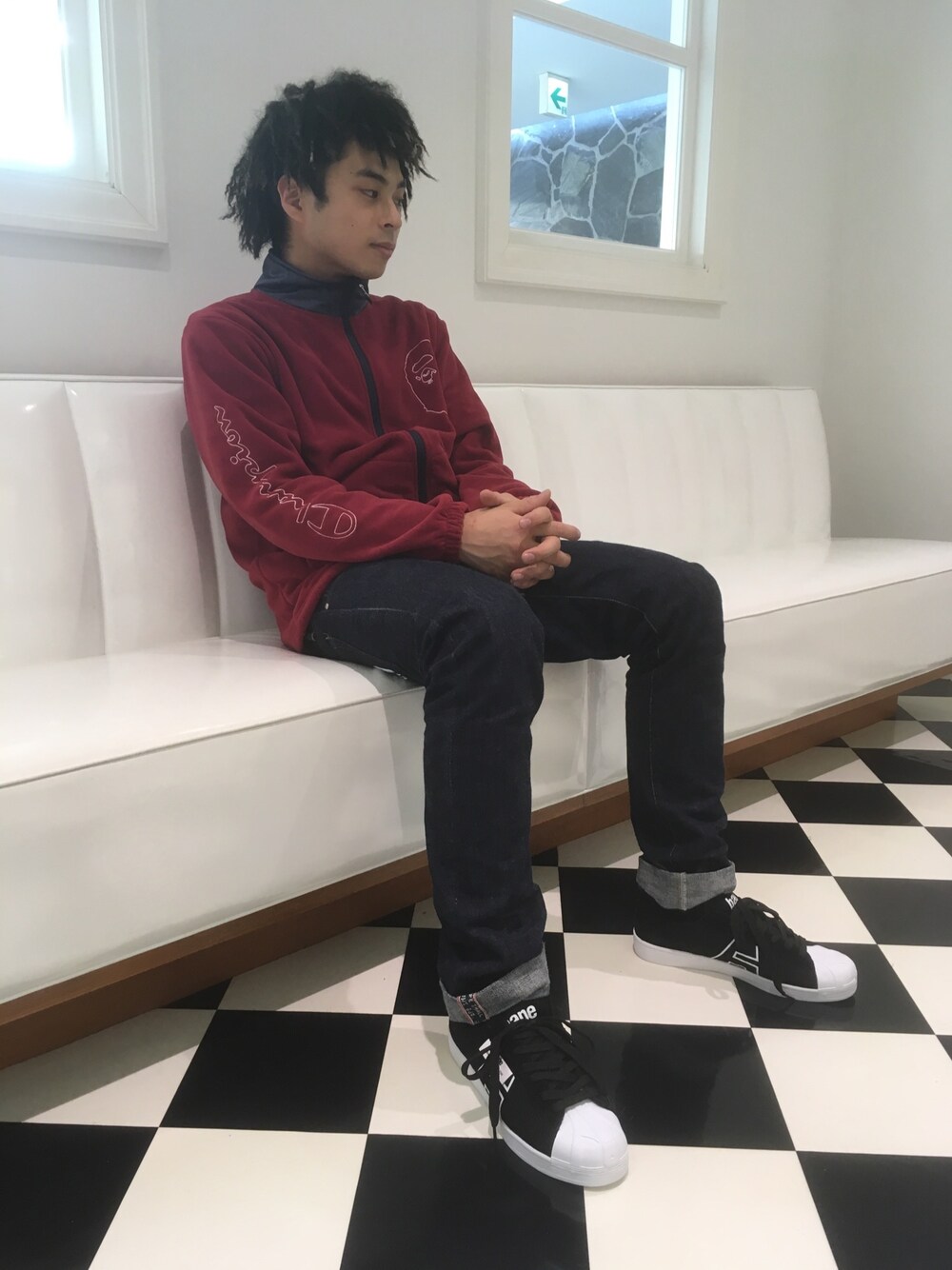 「デニム、シンプル、秋のコーデ、赤、abathingape、フリース、Champion、Bape」｜「ChampionのCHAMPION POLARTEC ZIP JACKET M（ミリタリージャケット、レッド系）」を使った、中澤 千尋さん（メンズ・173cm）の秋コーディネートの1枚目の写真