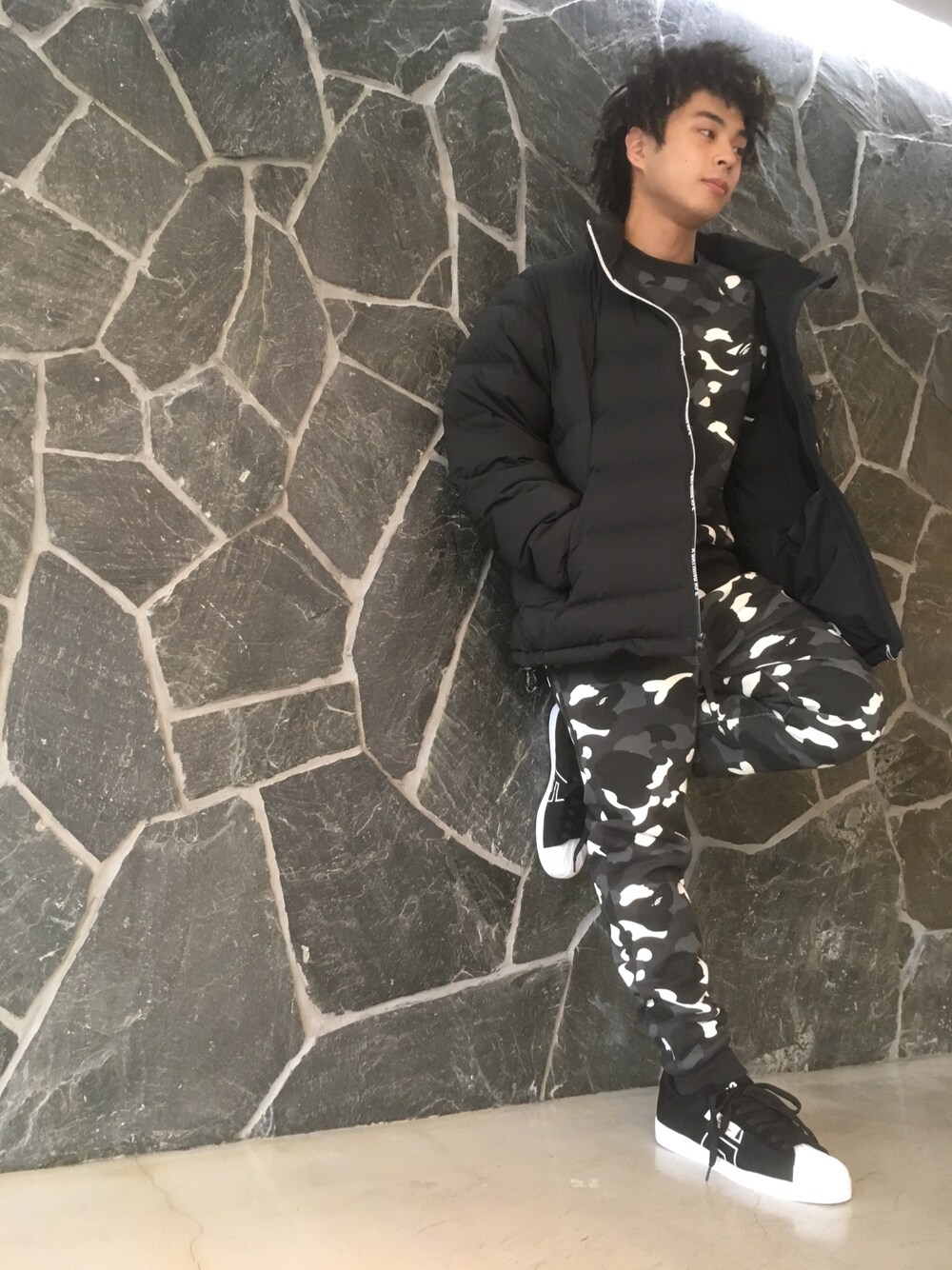 「ビッグシルエット、セットアップ、ダウンジャケット、カモフラ、abathingape、Bape、蓄光、シームレスダウン」｜「A BATHING APEのA BATHING APE DOWN JACKET M（ダウンジャケット/コート、ブラック系）」を使った、中澤 千尋さん（メンズ・173cm）の冬コーディネートの1枚目の写真