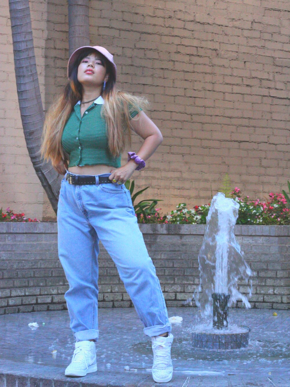 「girl、Boyfriend Jeans、90’s、brandymelville、TOPSHOP、urban、Los Angeles」｜「NIKEのアイテム（スニーカー、ホワイト系）」を使った、NAOさん（レディース・160cm）の秋コーディネートの1枚目の写真